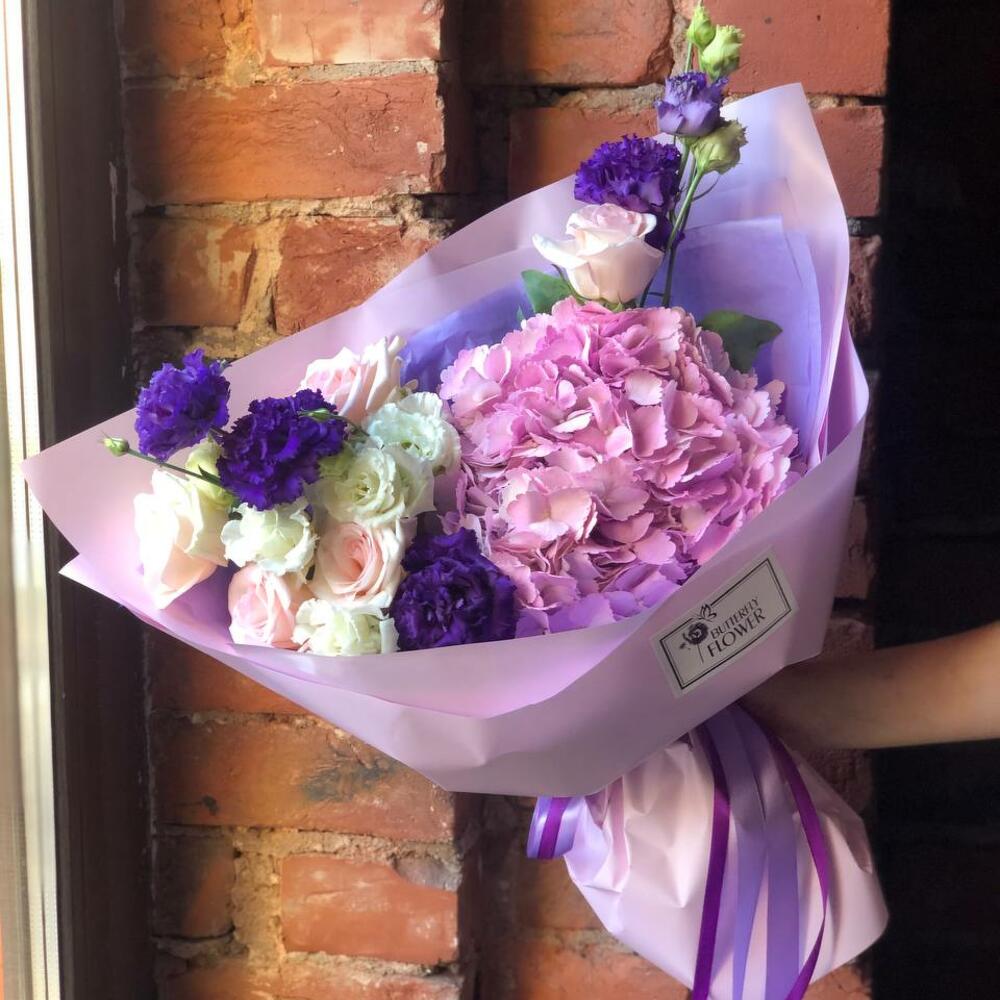 Букет из гортензии, эустомы и роз в стильной упаковке 
