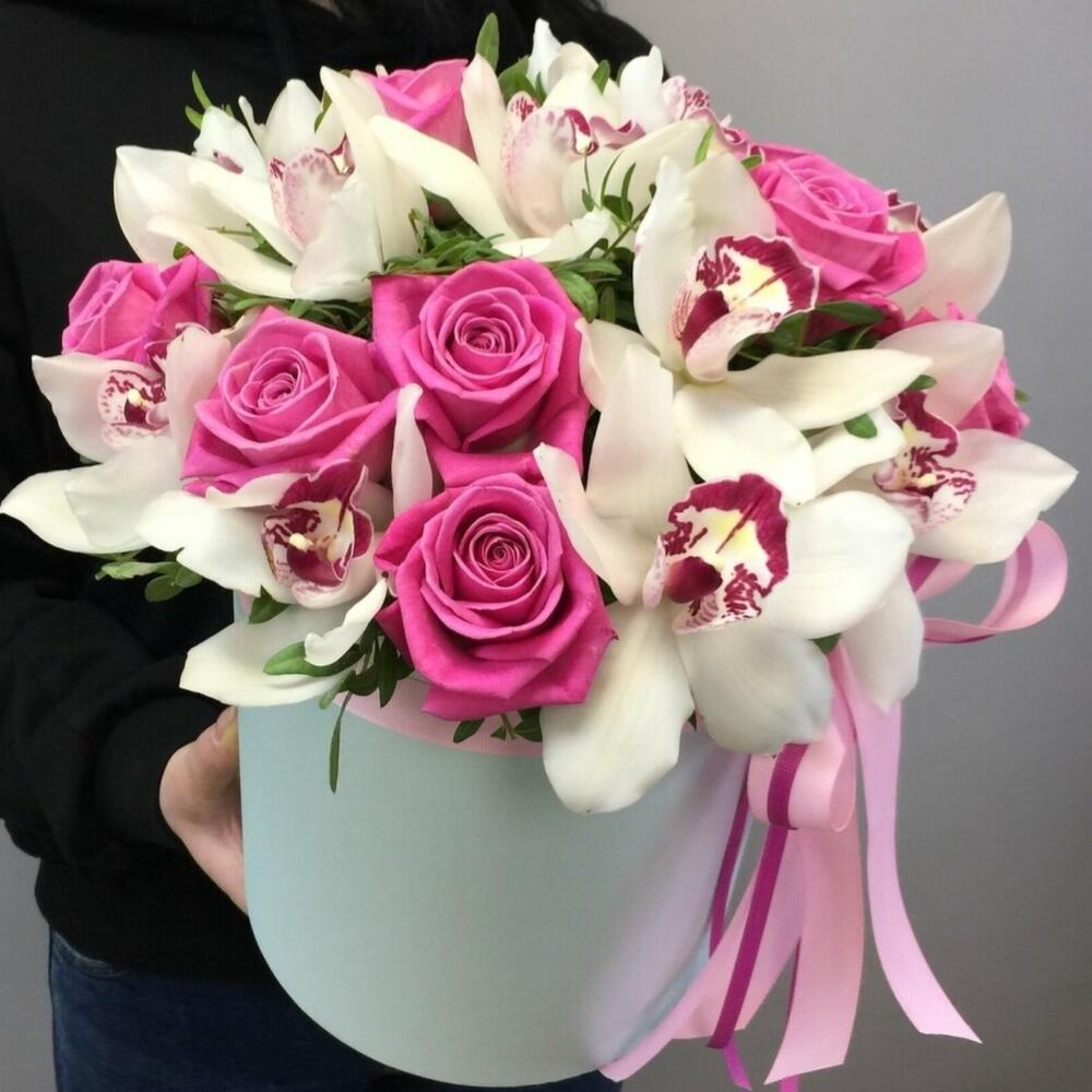 Композиция в шляпной коробке с орхидеями и малиновой розой 