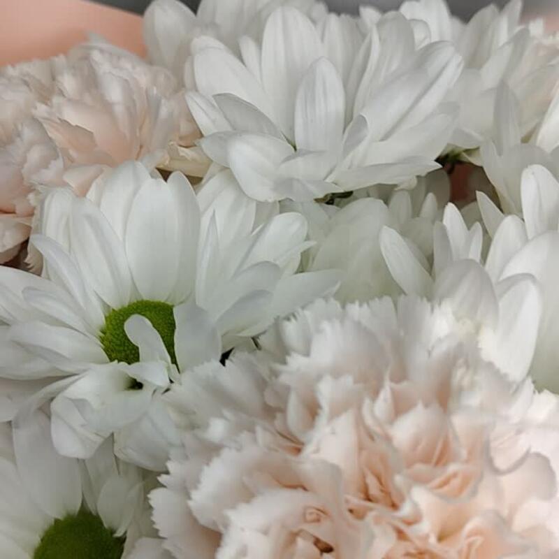 Букет из ромашек и персиковых диантусов 