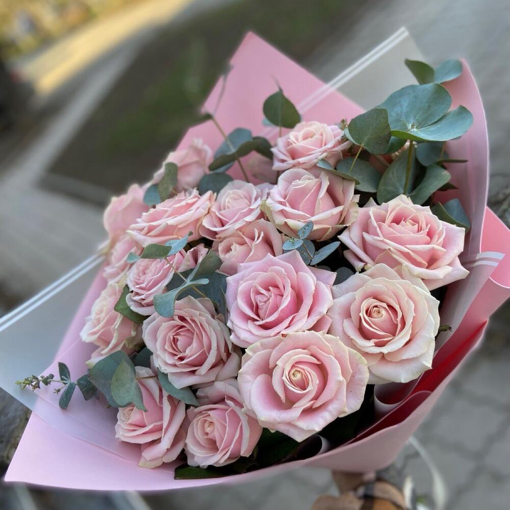 Букет из 17 роз с эвкалиптом